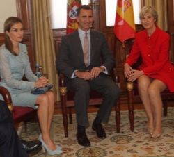 Sus Majestades los Reyes durante su encuentro con la presidenta de la Asamblea de la República Portuguesa